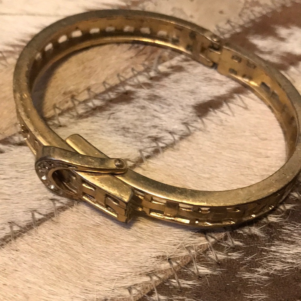 Gold Overlap Bracelet With Clasp - image 1